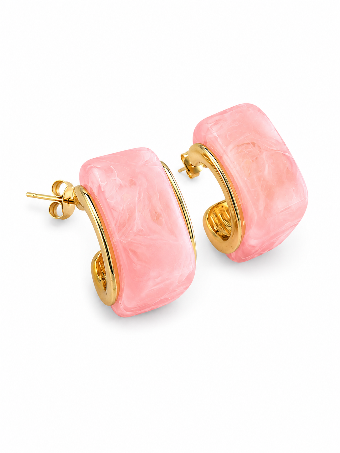 Ατσάλινα Gelato Hoops Earrings 2 εκ. με pastel marble resin λεπτομέρεια και χρυσό τελείωμα σε λευκό φόντο