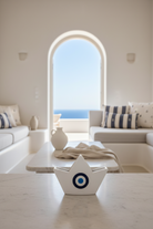 διακοσμητικό καραβάκι με μάτι σε greek chic καθιστικό με θέα θάλασσα