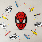 Χειροποίητο κάδρο Spiderman από κόκκινο και μαύρο πλεξιγκλάς, 30x20 cm – διακόσμηση παιδικού δωματίου