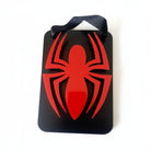 Χειροποίητο καδράκι Spiderman-style με κόκκινη πλεξιγκλάς αράχνη πάνω σε μαύρη ξύλινη βάση, 25×17 εκ.