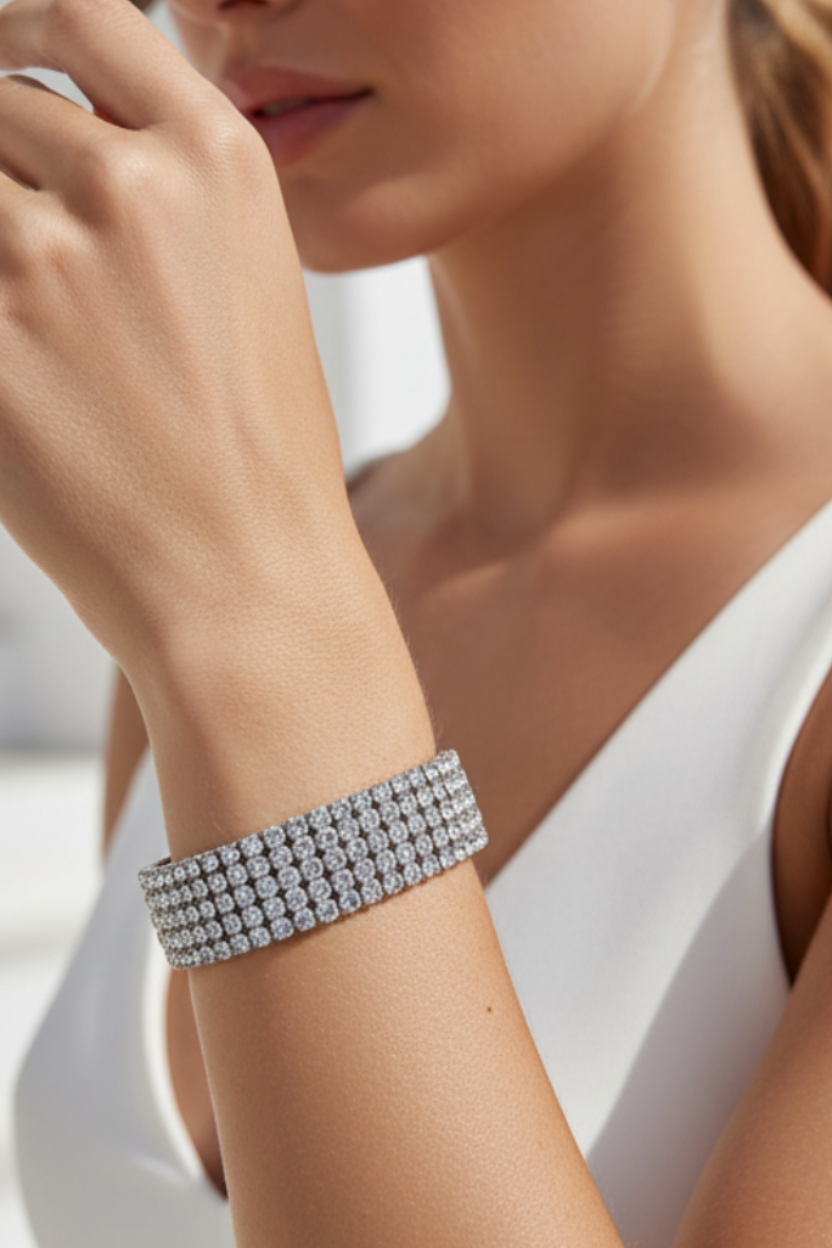 Radiant Rows bracelet λεπτομέρεια σε καρπό ατσάλινο ασημί tennis βραχιόλι με σειρές ζιργκόν