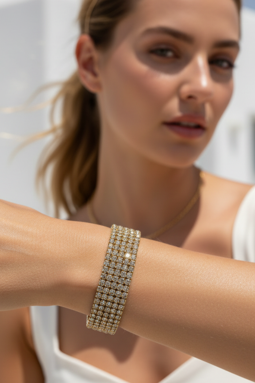 Radiant Rows bracelet ατσάλινο βραχιόλι tennis χρυσό φορεμένο στο χέρι με πολλαπλές σειρές ζιργκόν