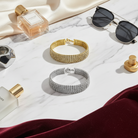 Radiant Rows bracelet ατσάλινα βραχιόλια tennis χρυσό και ασημί σε flat lay με διακοσμητικά αντικείμεναi, So Cute by Dimi