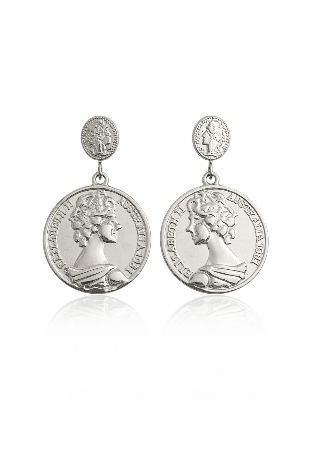 ατσάλινα σκουλαρίκια με λίρα ασημί Royal coin drop σε λευκο φόντο, So Cute by Dimi