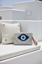 Καλοκαιρινά woven clutch bags με σχέδιο μάτι σε ασημί χρώμα σε λευκό φόντο – So Cute by Dimi