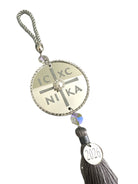 Ασημί IC XC NIKA γούρι σε minimal λευκό flatlay.