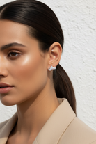 minimal σκουλαρίκια ear climber με marquise ζιργκόν φορεμένα σε μοντέλο close up στο αυτί