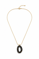 Solmare Resin Pendant Necklace σε Black με οβάλ μοτίφ από ρητίνη και χρυσές λεπτομέρειες σε λευκό φόντο