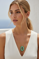 Φορεμένο Solmare Resin Pendant Necklace σε Green με οβάλ μοτίφ από ρητίνη και χρυσές λεπτομέρειες