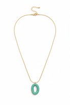 Solmare Resin Pendant Necklace σε Green με οβάλ μοτίφ από ρητίνη και χρυσές λεπτομέρειες σε λευκό φόντο