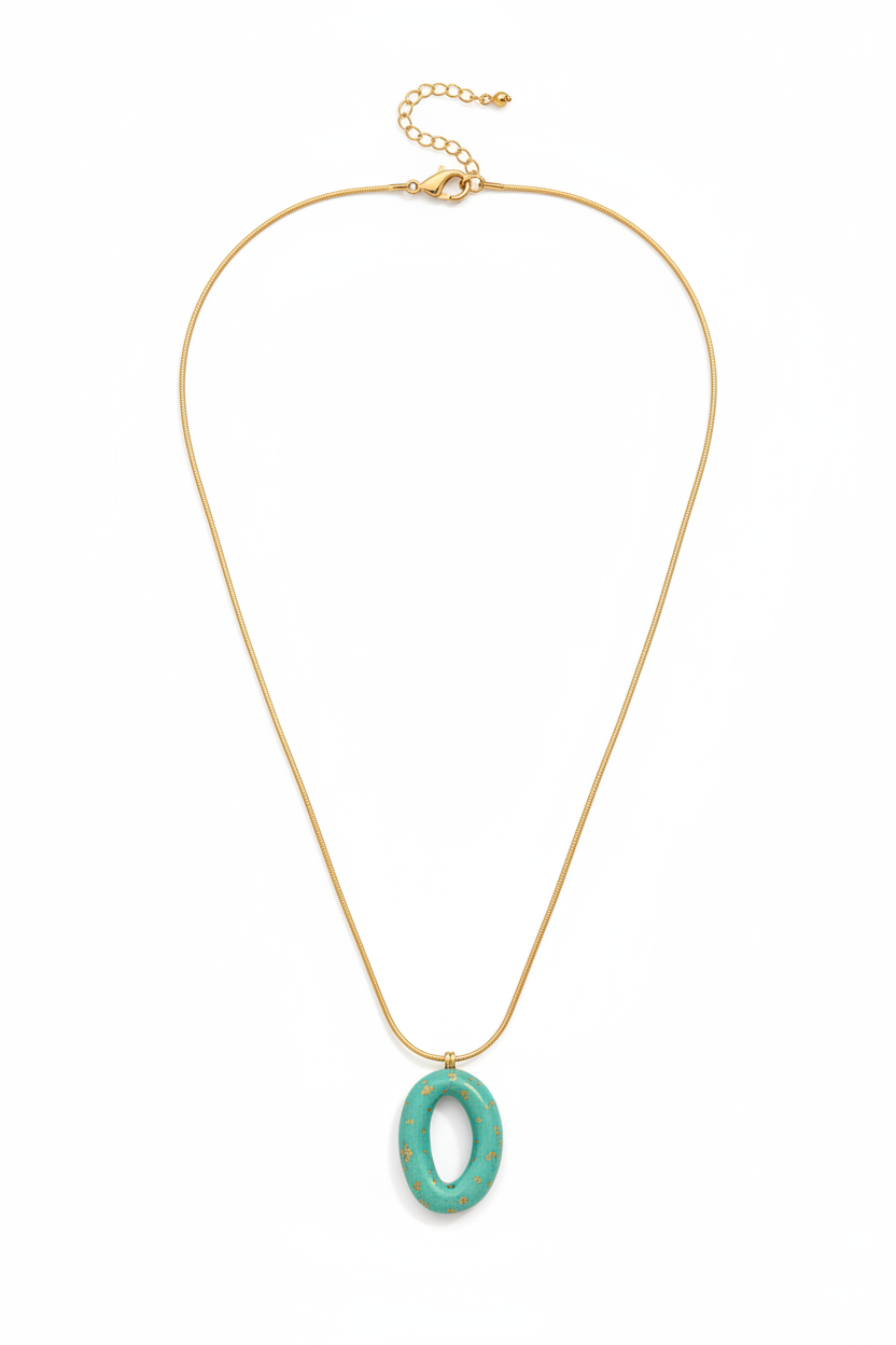 Solmare Resin Pendant Necklace σε Green με οβάλ μοτίφ από ρητίνη και χρυσές λεπτομέρειες σε λευκό φόντο