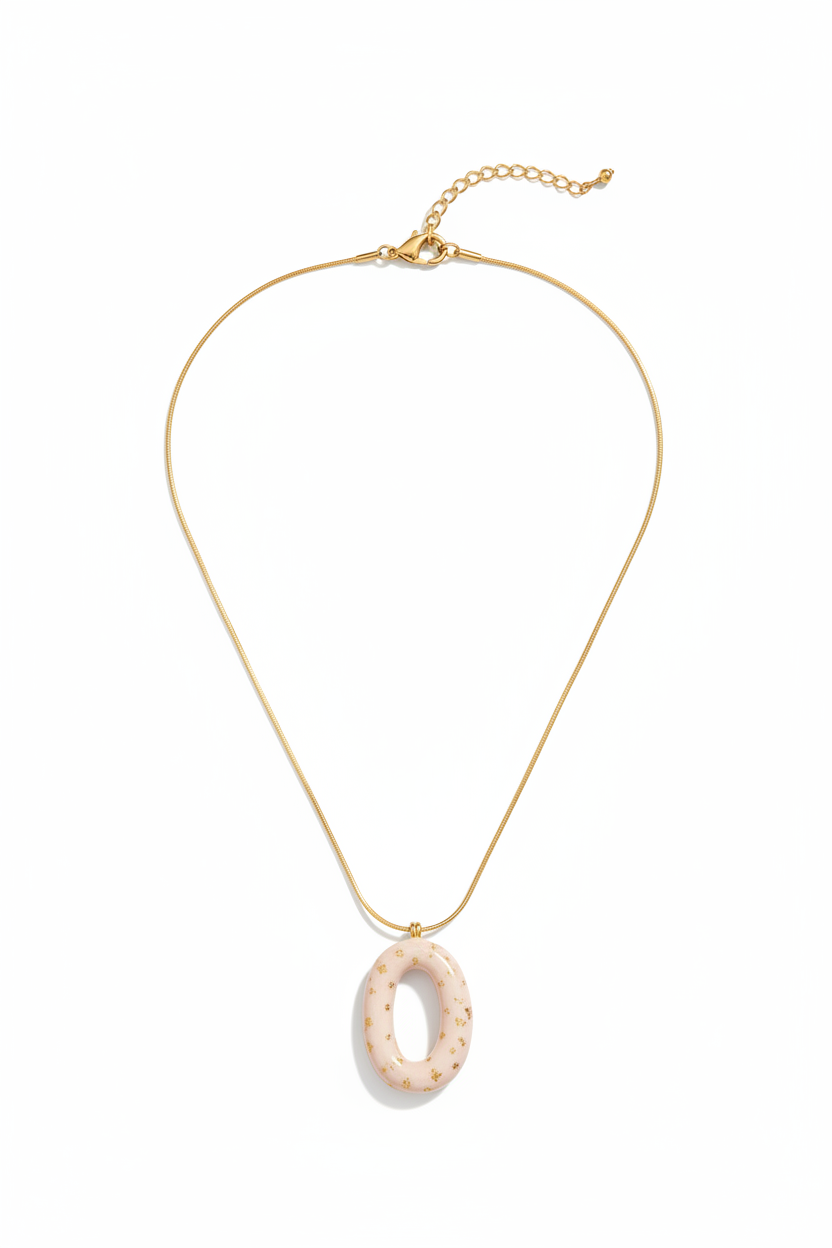 Solmare Resin Pendant Necklace σε Ivory με οβάλ μοτίφ από ρητίνη και χρυσές λεπτομέρειες σε λευκό φόντο
