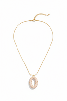Solmare Resin Pendant Necklace σε Ivory με οβάλ μοτίφ από ρητίνη και χρυσές λεπτομέρειες σε λευκό φόντο