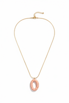Solmare Resin Pendant Necklace σε Pink με οβάλ μοτίφ από ρητίνη και χρυσές λεπτομέρειες σε λευκό φόντο