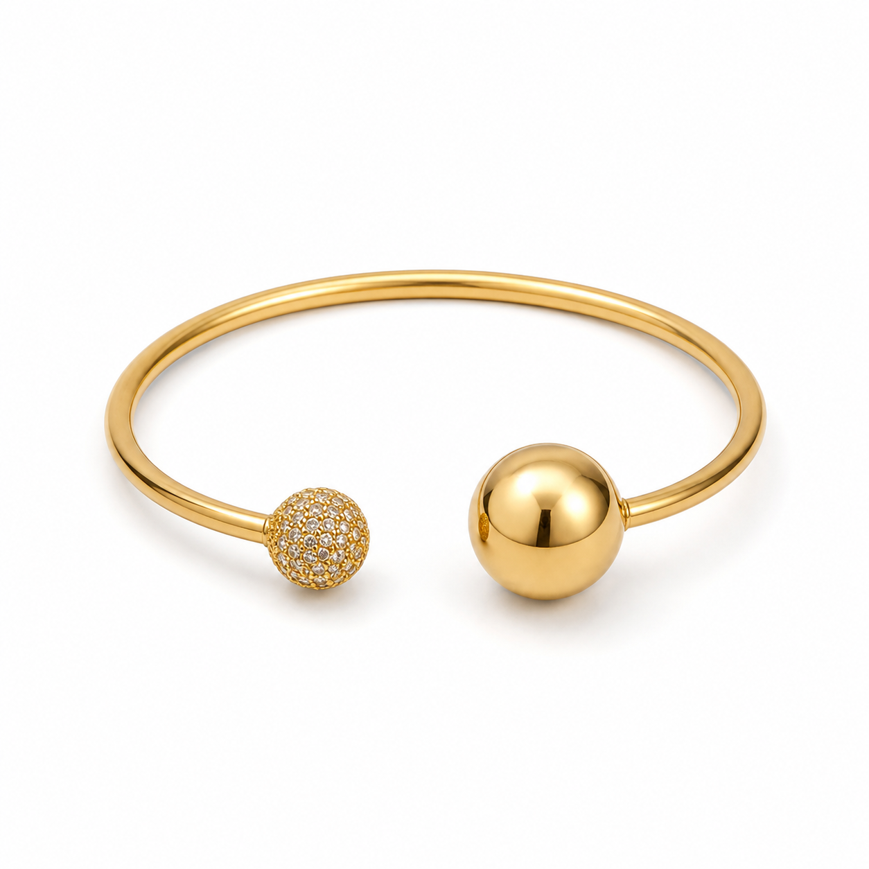 Sphere Glow Bangle σε χρυσό χρώμα, ατσάλινο βραχιόλι bangle με μπίλιες και ζιργκόν σε λευκό φόντο