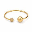 Sphere Glow Bangle σε χρυσό χρώμα, ατσάλινο βραχιόλι bangle με μπίλιες και ζιργκόν σε λευκό φόντο