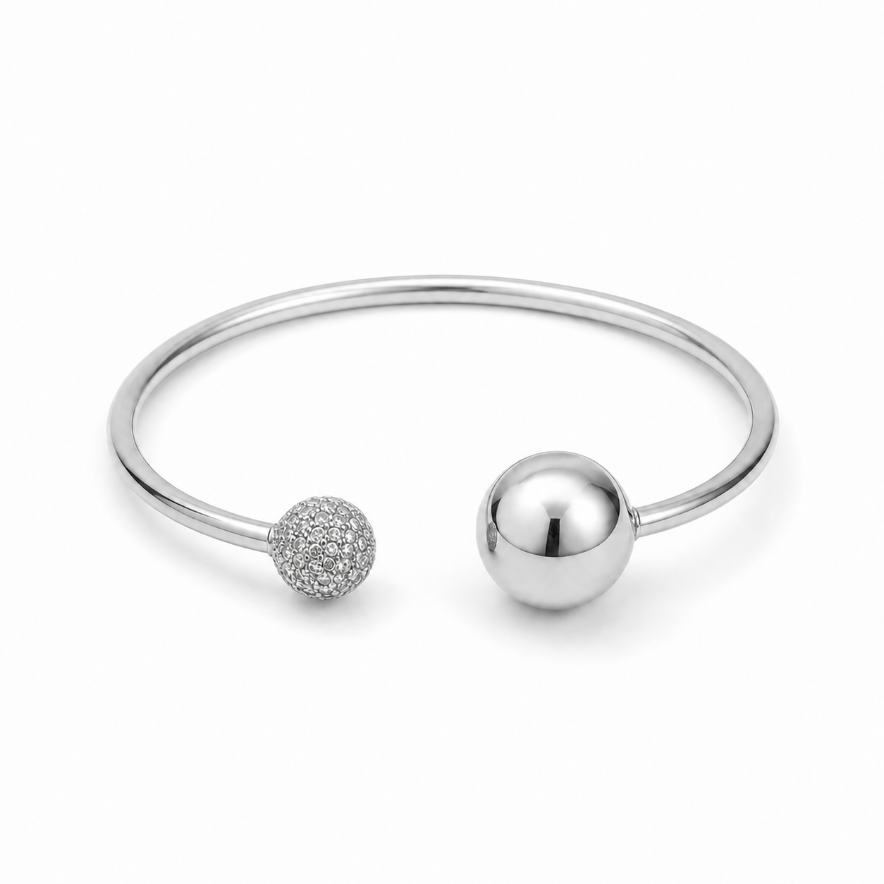 Sphere Glow Bangle σε ασημί χρώμα, ατσάλινο βραχιόλι bangle με μπίλιες και ζιργκόν σε λευκό φόντο
