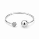 Sphere Glow Bangle σε ασημί χρώμα, ατσάλινο βραχιόλι bangle με μπίλιες και ζιργκόν σε λευκό φόντο