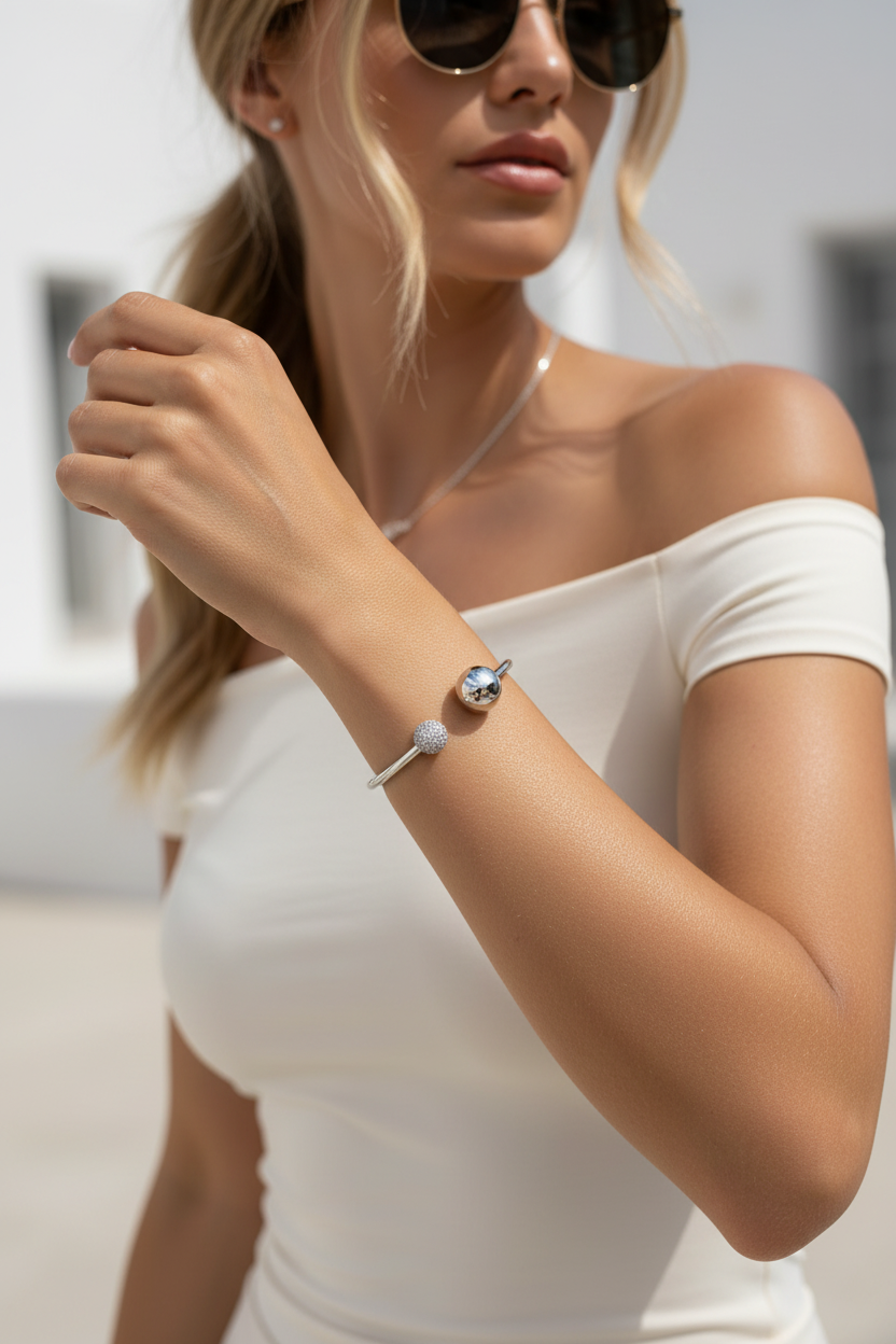 Φορεμένο Sphere Glow Bangle σε ασημί χρώμα, ατσάλινο βραχιόλι με μπίλιες και ζιργκόν