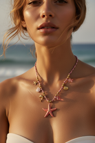Μοντέλο με κολιέ αστερία σε καλοκαιρινό beach outfit