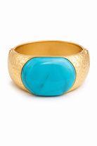 Statement μεταλλικό βραχιόλι bangle με μεγάλη τιρκουάζ ακρυλική πέτρα και χρυσό σφυρήλατο φινίρισμα από τη So Cute by Dimi.