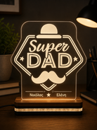LED φωτιστικό Super Dad Badge από διάφανο plexiglass με χάραξη laser και δυνατότητα προσωποποίησης από τη So Cute By Dimi.