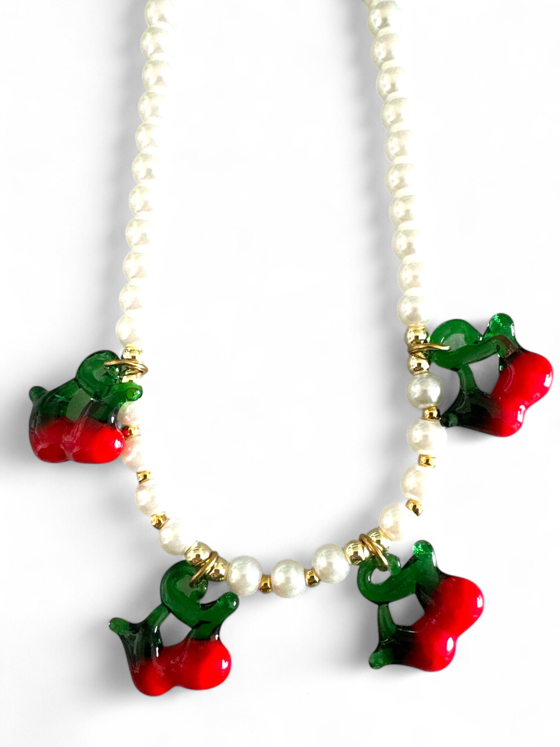 Κοντινή flatlay φωτογραφία Sweet Cherry Pearl Necklace με πέρλες και lampwork κερασάκια