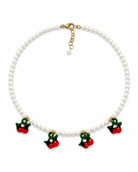 Sweet Cherry Pearl Necklace σε τέλειο κύκλο με πέρλες και κερασάκια σε λευκό φόντο