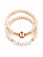 Κοντινή λήψη από το Apple Teacher Bracelets Set με ξύλινες χάντρες, ακρυλικό μήλο και γράμματα TEACH σε ελαστικά βραχιόλια για δασκάλα