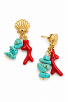 Turquoise Tide Earrings ατσάλινα χρυσά σκουλαρίκια με κούμπωμα κοχύλι, τιρκουάζ chips χαολίτη και κόκκινο κοράλλι