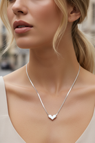 Κολιέ Urban Heart από ανοξείδωτο ατσάλι σε snake chain με καρδιά, ασημί, φορεμένο σε μοντέλο – So Cute by Dimi