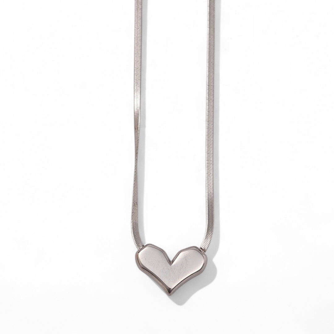 Κολιέ Urban Heart από ανοξείδωτο ατσάλι σε snake chain με καρδιά, σε ασημί –λευκό φόντο – So Cute by Dimi