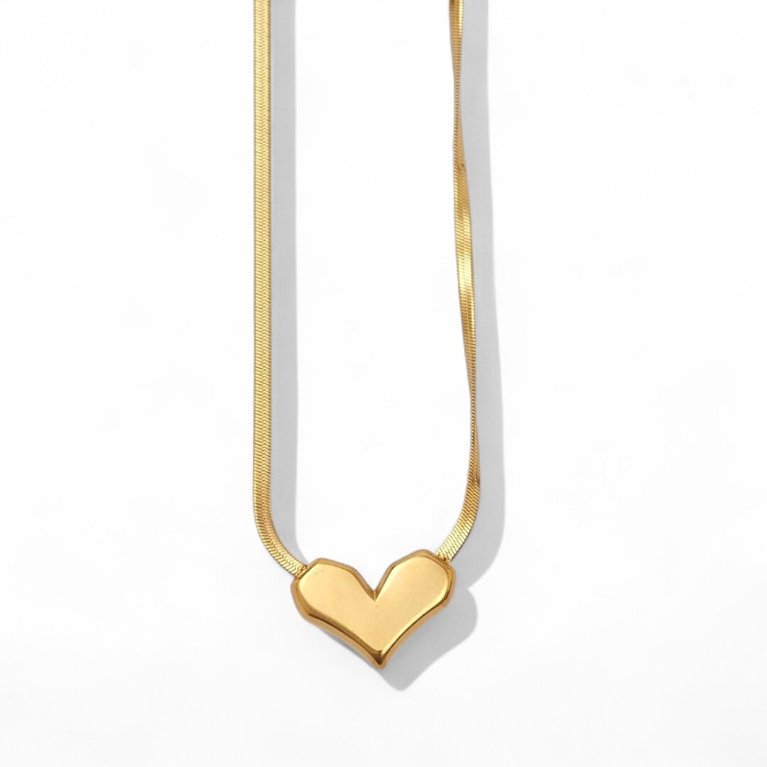 Κολιέ Urban Heart από ανοξείδωτο ατσάλι σε snake chain με καρδιά, χρυσό σε λευκό φόντο So Cute by Dimi