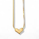 Κολιέ Urban Heart από ανοξείδωτο ατσάλι σε snake chain με καρδιά, χρυσό σε λευκό φόντο So Cute by Dimi