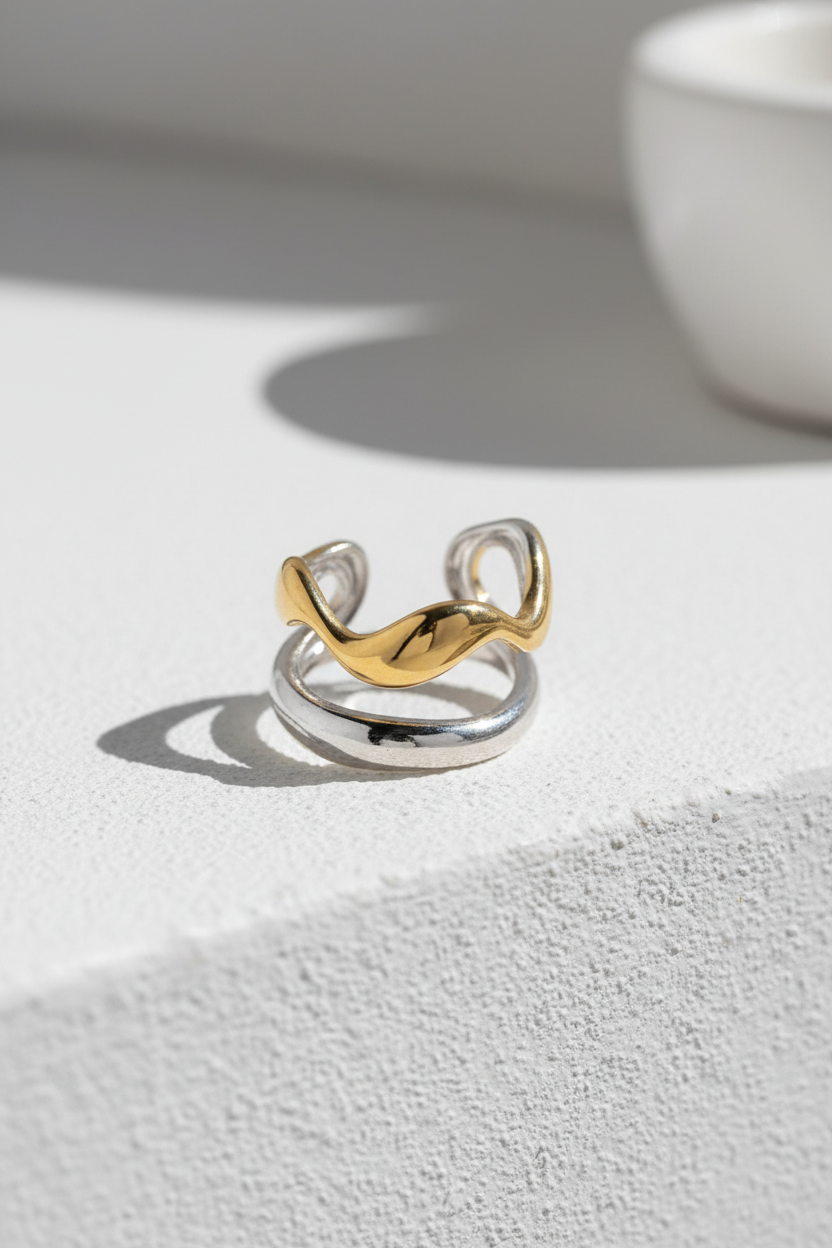 Διχρωμο δαχτυλίδι Velion Loop Ring σε χρυσό και ασημί σε κυκλαδιτικο σκηνικό So Cute by Dimi