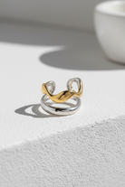 Διχρωμο δαχτυλίδι Velion Loop Ring σε χρυσό και ασημί σε κυκλαδιτικο σκηνικό So Cute by Dimi