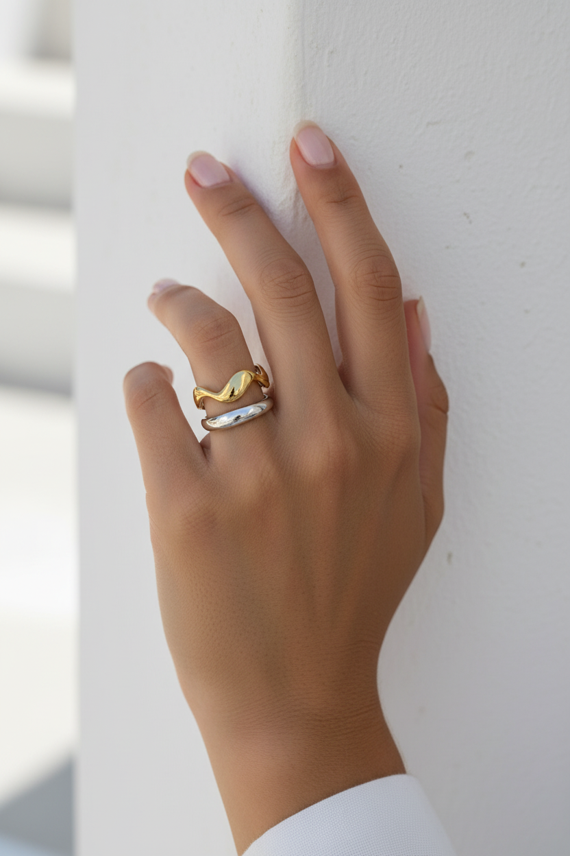 Διχρωμο δαχτυλίδι Velion Loop Ring σε χρυσό και ασημί φορεμένο σε χέρι So Cute by Dimi