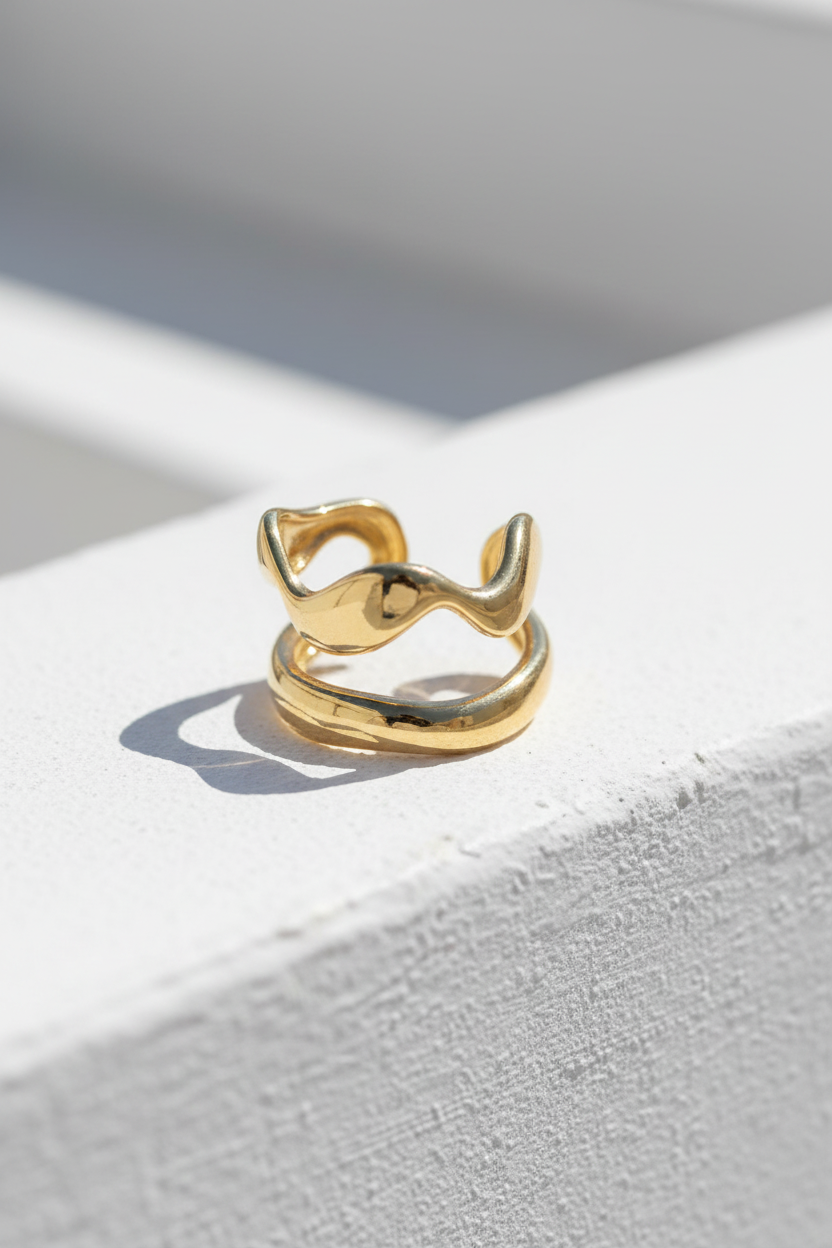Χρυσό δαχτυλίδι Velion Loop Ring σε κυκλαδιτικο minimal σκηνικό So Cute by Dimi