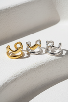 Σετ δαχτυλίδια Velion Loop Ring σε χρυσό και ασημί σε κυκλαδιτικο σκηνικό με λευκό μάρμαρο So Cute by Dimi