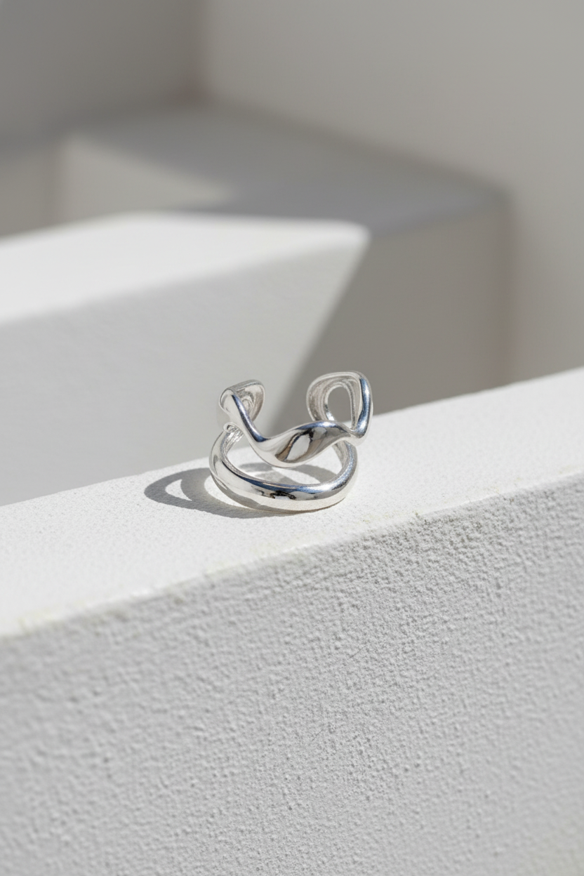 Ασημί δαχτυλίδι Velion Loop Ring σε κυκλαδιτικο λευκό σκηνικό So Cute by Dimi
