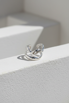 Ασημί δαχτυλίδι Velion Loop Ring σε κυκλαδιτικο λευκό σκηνικό So Cute by Dimi