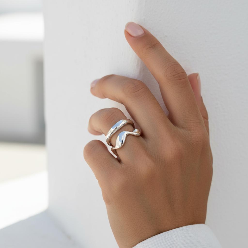 Ασημί δαχτυλίδι Velion Loop Ring φορεμένο σε χέρι με minimal αισθητική So Cute by Dimi