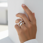 Ασημί δαχτυλίδι Velion Loop Ring φορεμένο σε χέρι με minimal αισθητική So Cute by Dimi