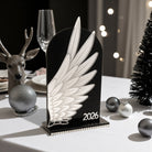 Γούρι Angel Wing 2026, επιτραπέζιο χειροποίητο με φτερό αγγέλου από plexiglass καθρέφτη σε ξύλινη βάση με στρας – πολυτελές διακοσμητικό So Cute by DImi