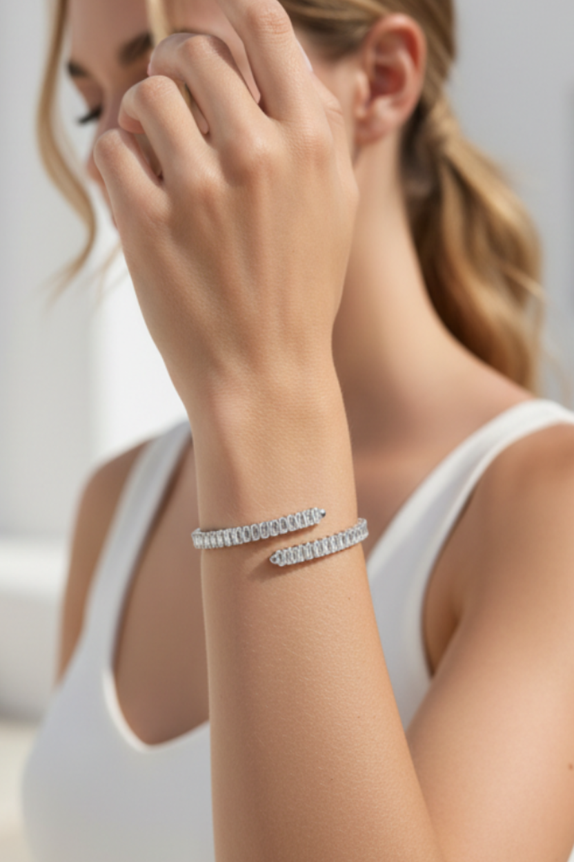 Wrapa cuff bracelet ατσάλινο ασημί βραχιόλι με ζιργκόν φορεμένο στο χέρι open cuff