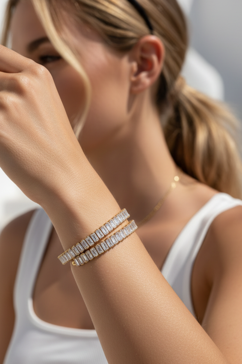 Wrapa cuff bracelet λεπτομέρεια σε καρπό ατσάλινο open βραχιόλι με ζιργκόν