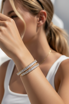 Wrapa cuff bracelet λεπτομέρεια σε καρπό ατσάλινο open βραχιόλι με ζιργκόν